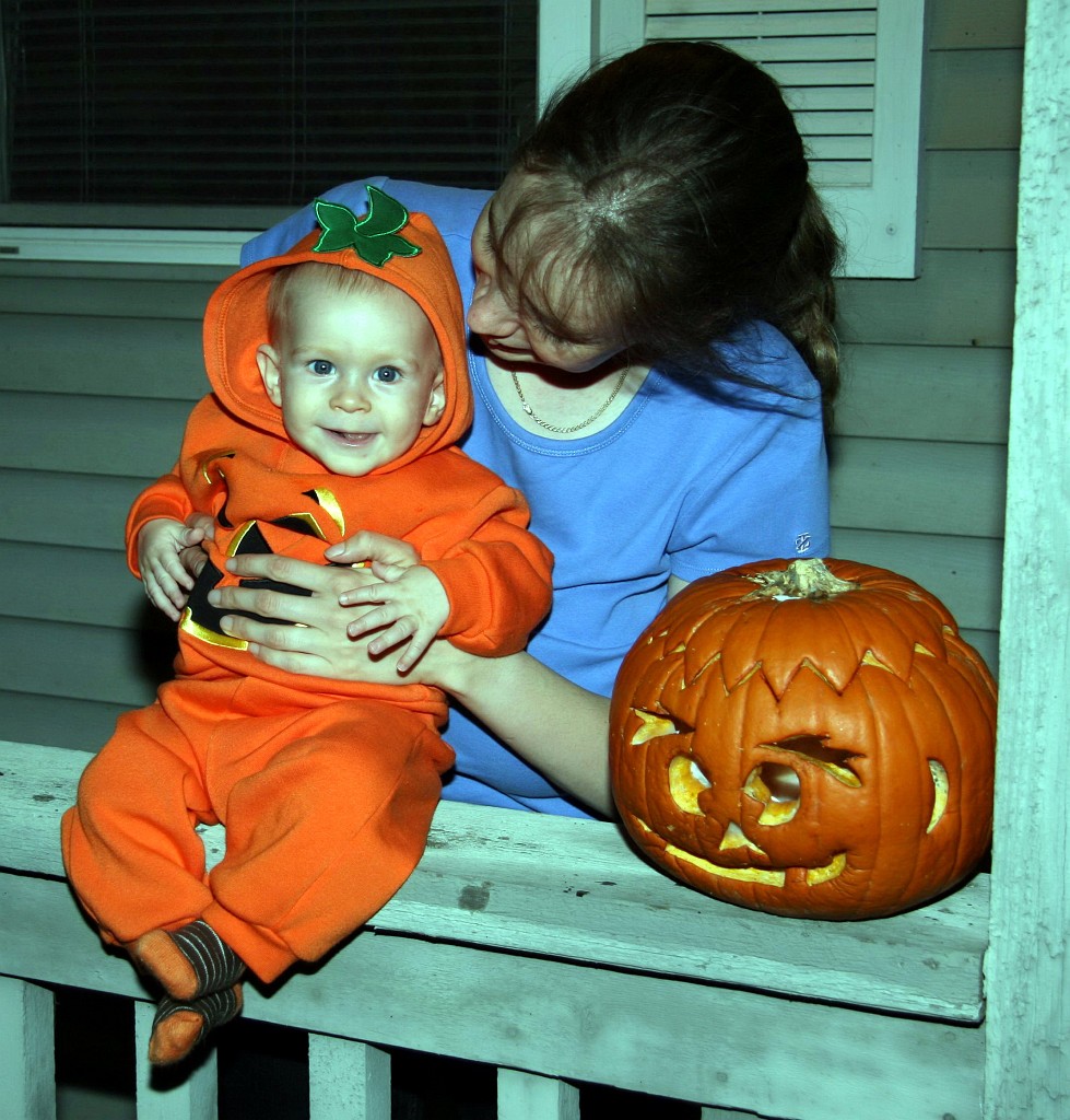 108 Halloween.jpg - ...zátiší s dýněmi (možná to není moc poznat, ale mám na sobě kostým dýně).